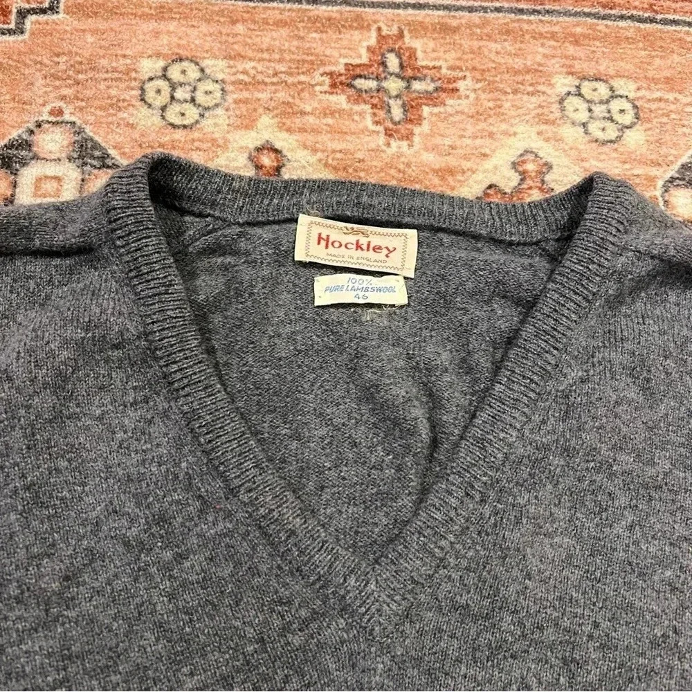 Vintage 100% Pure Lambs Wool Knit Gray V-Neck Sweater - Picture 4 of 4